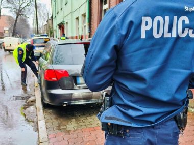 Dzielnicowy z Chorzowa „poluje” na nieprawidłowo parkujących Dzielnicowy z Chorzowa poluje na nieprawidłowo parkujących