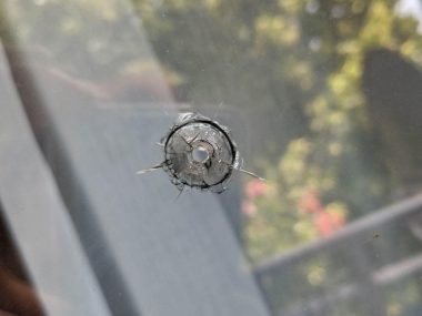 Okna mieszkań na osiedlu Wieczorek zostały ostrzelane Dziury okno