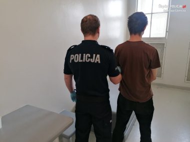 W autobusie z... siekierą. Odpowie nie tylko za rozbój Dąbrowscy policjanci zatrzymali 41-latka