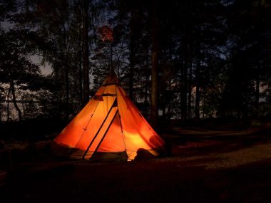 Wraca moda na kempingi, ale... luksusowe. Czas na glamping? Glampingi w Śląskiem