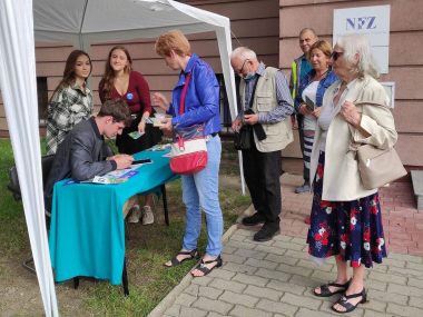 Ekologiczny ogród i nowy sprzęt. Szpital liczy na głosy Głosowanie przed szpitalem