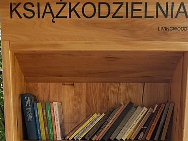 Książkodzielnia jak nowa. Pomogli mieszkańcy Kochłowic Nowa książkodzielnia stanęła w kochłowickich plantach