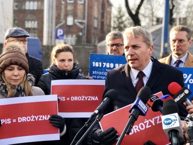 Kryzys goni kryzys, a PiS wciąż liderem w sondażach. Czemu? Poseł Wojciech Saługa