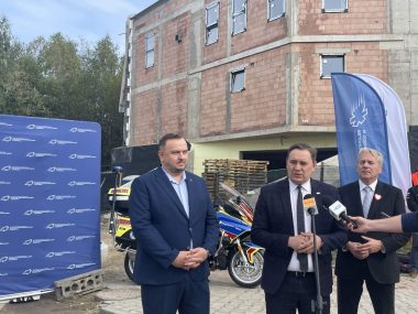 Wsparcie dla pogotowia Spotkanie pod nową siedzibą pogotowia w Sosnowcu