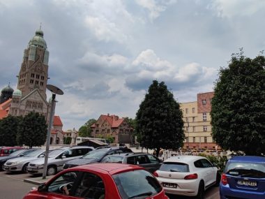 Płatne parkowanie rozwiązałoby problem? Zawsze pełne parkingi wokół urzędu miasta, to spore utrudnienie dla interesantów