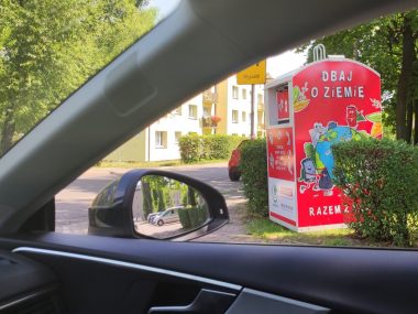 Masz elektrośmieci - wrzuć do specjalnego pojemnika Świetny pomysł. Teraz już nic nie widać...