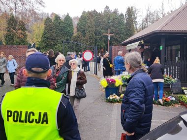 Policjanci i strażnicy miejscy dbali o bezpieczeństwo Cmentarz w Halembie