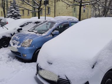 Pamiętajcie o odśnieżeniu auta. Grożą wysokie mandaty! Za jazdę nieodśnieżonym autem grozi mandat do 3 tysięcy złotych!