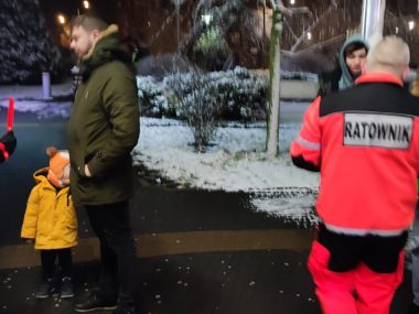 Rozdaliśmy mieszkańcom setki opasek odblaskowych Przed Plazą, w opaskowej akcji