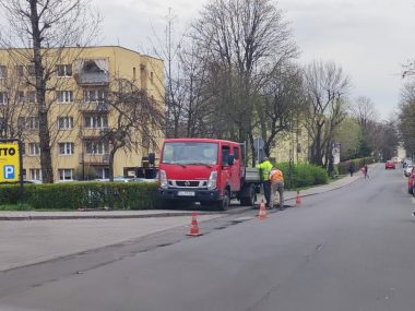 Naprawiają drogi w mieście. U was też znikają dziury? Ruszyło wiosenne lepienie jezdni