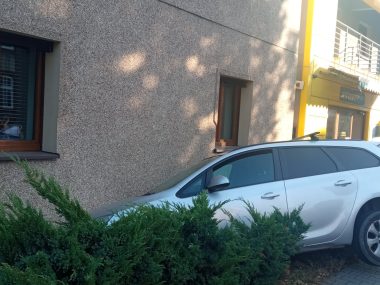 Uderzyła w auto, a potem w dom. Kolizja na Radoszowskiej Po kolizji z zaparkowanym autem kobieta uderzyła w dom