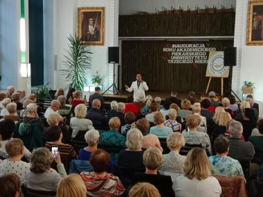 Piekarscy seniorzy świętują rozpoczęcie roku akademickiego Inauguracja Roku Akademickiego Piekarskiego Uniwersytetu Trzeciego Wieku