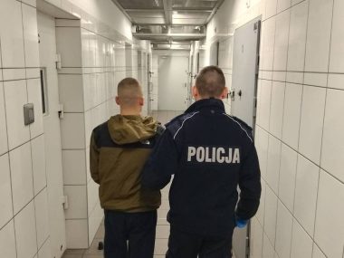 Napadali z bronią w ręku. 18-latkowie trafili do aresztu Jeden z zatrzymanych 18-latków