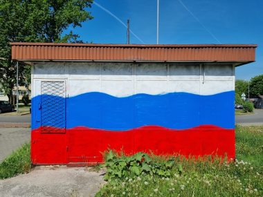 Dla jednych Górnik, dla drugich Rosja. Kiosk zmieni barwy? Kiosk na Witosa. To barwy Górnika Zabrze, nie Rosji