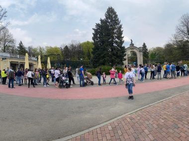 Dzikie tłumy w Parku Śląskim. Czy tak wygląda wypoczynek? Kolejka do zoo w Parku Śląskim