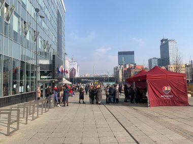 Uchodźcy z Ukrainy mogą już występować o nadanie PESEL-u Kolejka uchodźców przez Urzędem Miasta Katowice