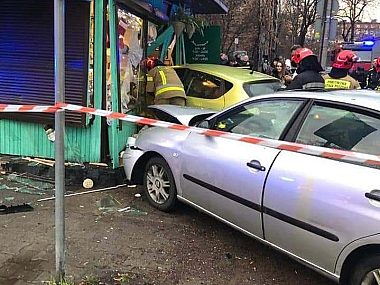 Samochód zdemolował kwiaciarnię przy ulicy 11 Listopada Kolizja Chorzów