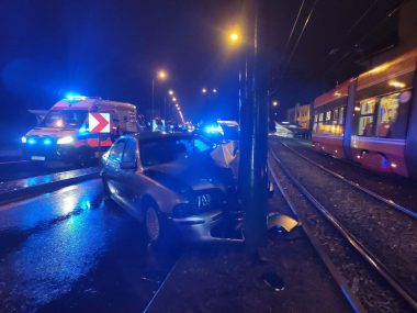Kierujący samochodem uderzył w słup trakcyjny Kolizja na ul Tadeusza Kościuszki