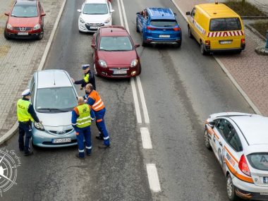 Na ul. Bytomskiej samochód bez kierowcy uderzył w inne auto Kolizja toyoty i nissana na ul. Bytomskiej