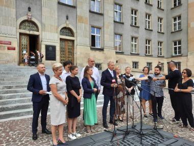 Posłowie KO sprawdzą, co wojewoda zrobił w sprawie Odry Konferencja KO Katowice