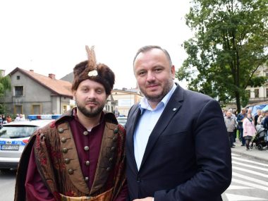 Politycy i urzędnicy przebrani za postacie historyczne Bartłomiej Kowalski