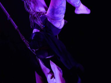 Erotyczny spektakl krępowania ciała w Underground Pub Krimson Kinbaku