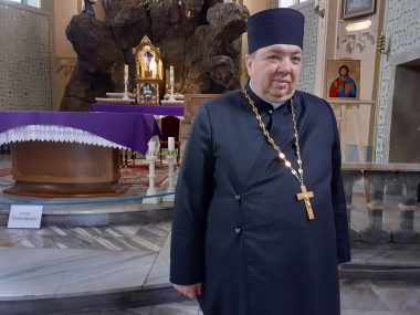 W kościele zawisły ikony. Przyszli pierwsi wierni z Ukrainy Ks Taras Yavorski