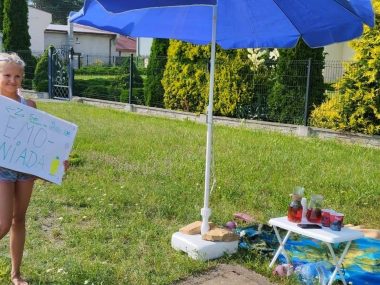 Młode tarnogórzanki sprzedają lemoniadę w Strzybnicy Lemoniada Strzybnica