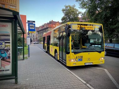 Zmiany w rozkładzie jazdy komunikacji miejskiej w Piekarach M102 zmiana rozkładu