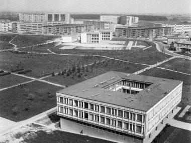 Tychy z lat 70. ubiegłego wieku na archiwalnych zdjęciach Budynek Organizacji Społecznych, oddany do użytku w 1964 roku