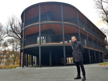 Rozmowa z Maciejem Frantą - projektantem Villi Reden Maciej Franta przed Villą Reden