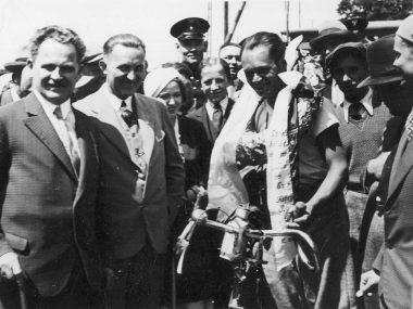 Historia na zdjęciu. Kolarz na rowerze "Ebeco" Maksymilian Bieler na przejściu granicznym w Bytomiu