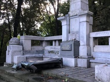 Mieszko I strącony z cokołu w Cieszynie Mieszko I