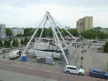 Diabelski młyn przed Pałacem Kultury Zagłębia. Trwa montaż Montaż koła widokowego w Dąbrowie Górniczej