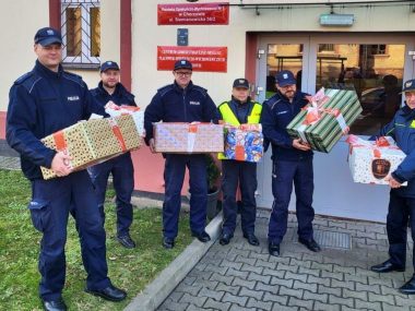 Mundurowi z Chorzowa z prezentami dla potrzebujących dzieci Mundurowi z Chorzowa z prezentami dla potrzebujących dzieci