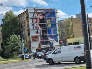 Mural z podobizną Erwina Sówki powstaje w Katowicach Mural ulica 1 Maja Katowice