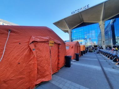Miasteczko namiotowe przed dworcem PKP w Katowicach działa Namioty przed dworcem PKP Katowice7