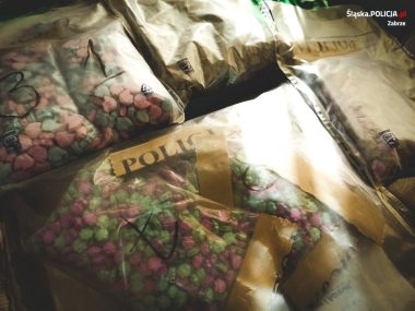 Ponad 3 kg narkotyków w mieszkaniu. 27-latek z zarzutami Narkotyki zabezpieczone przez policjantów