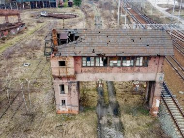 PKP znów chce burzyć na Śląsku coś, co powinno być zabytkiem Nastawnia Bramowa w Pyskowicach
