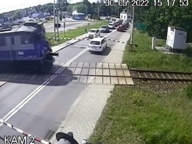 Samochód został między rogatkami. Nadjechał pociąg O krok od tragedii na przejeździe kolejowym