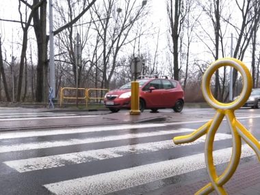 Odblaskowe ludziki strzegą bezpieczeństwa na przejściach dla pieszych Odblaskowe ludziki strzegą bezpieczeństwa na przejściach dla pieszych