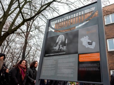 Tablica Romana Kostrzewskiego została oficjalnie odsłonięta Odsłonięcie tablicy poświęconej Romanowi Kostrzewskiemu