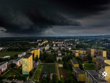 Ponad 600 zgłoszeń w związku z gwałtowną ulewą w Śląskiem Ogromna chmura burzowa nad Piekarami
