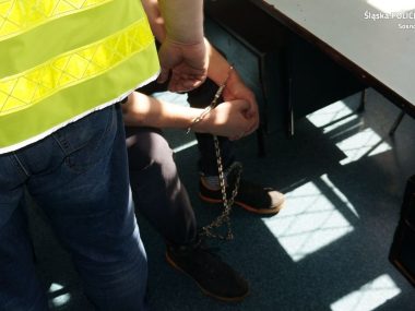 Dwóch sprawców dokonało brutalnego napadu na 72-latka Okradli i pobili 72-latka w Sosnowcu