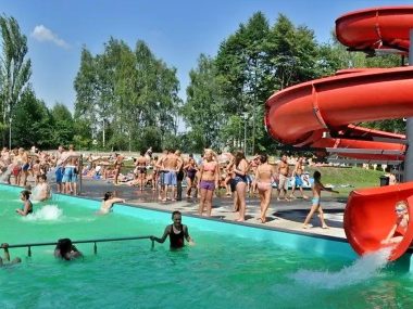 Rusza sezon na kąpielisku w Świętochłowicach Otwarcie basenu na Skałce Rusza sezon na świętochłowickim kąpielisku