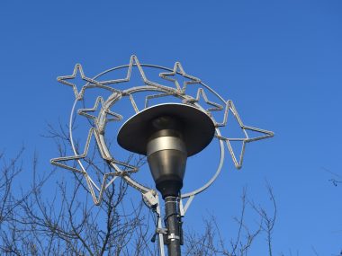 W mieście rozwieszane są ozdoby świąteczne Ozdoby świąteczne