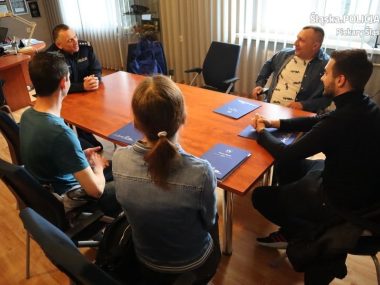 Piekarzanie zatrzymali pijaną kobietę, która prowadziła auto Pijana kobieta prowadziła samochód z dzieckiem
