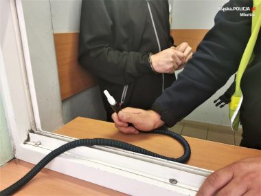 Jechał pod wpływem alkoholu i proponował policjantom łapówkę Pijany mieszkaniec Sosnowca próbował wręczyć policjantom łapówkę