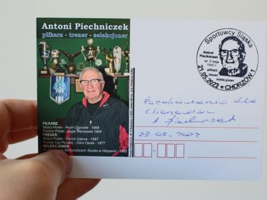 Antoni Piechniczek na okolicznościowej pocztówce i datowniku Pocztówka z Antonim Piechniczkiem
