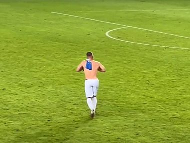Podolski udaje kurczaka Podolski udaje kurczaka